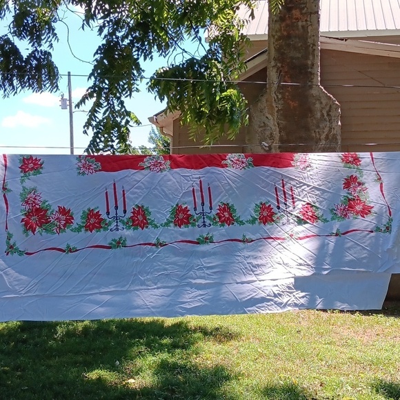Vintage Red white Christmas table cloth - Picture 5 of 8